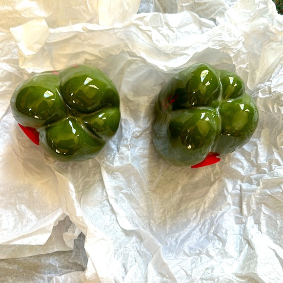 Hand Painted Vintage Ceramic "green Pepper" Salt & Pepper Shakers - Picture 5 of 6